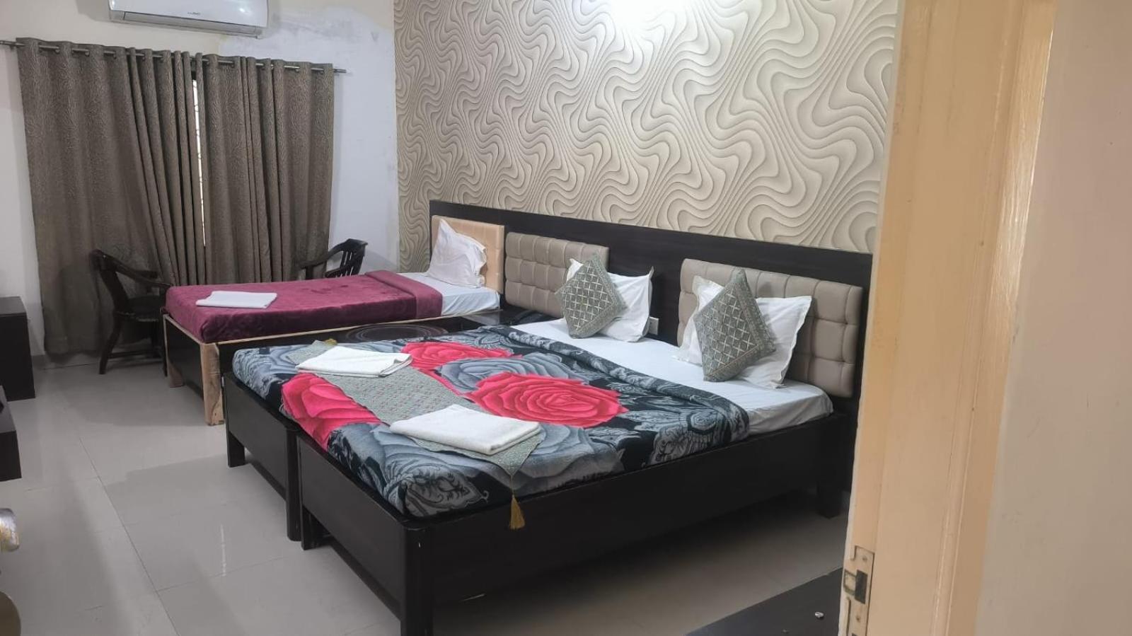 Ganga Darshanam Guesthouse At Dashashwamedh Ghat — Photos 1