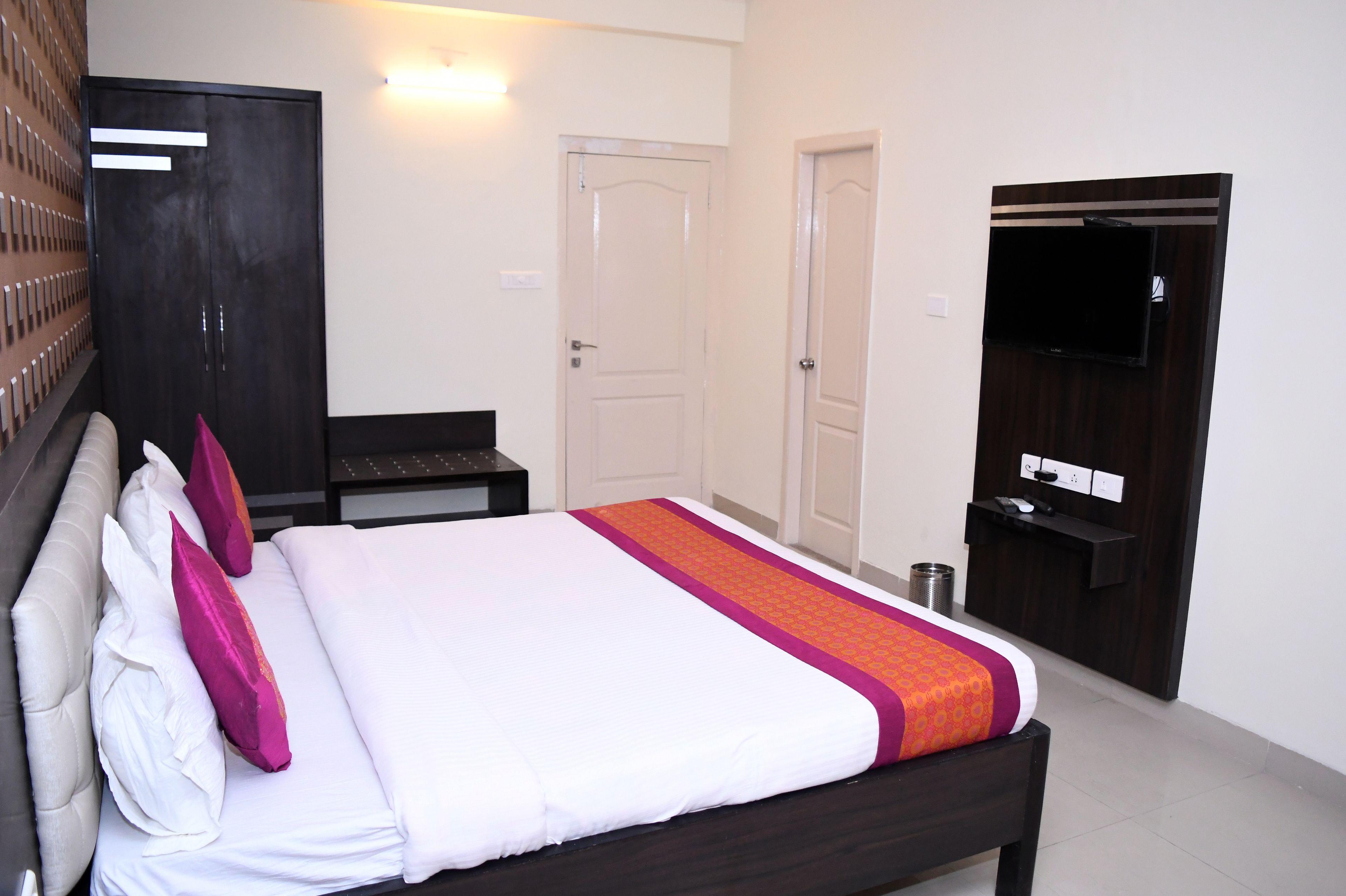 Ganga Darshanam Guesthouse At Dashashwamedh Ghat — Photos 3
